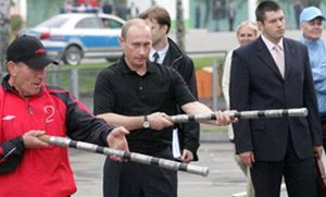 Владимир Путин играет в городки